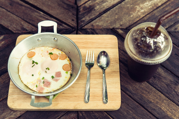 plato de huevo Desayuno servido con huevo frito, jamón delicioso
. - Foto, imagen
