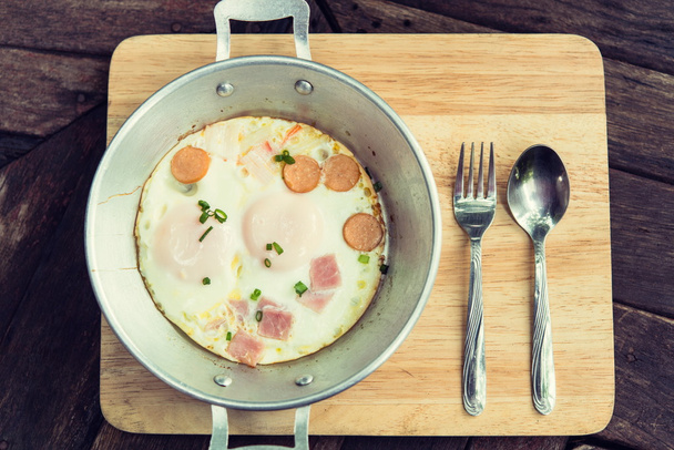 egg dish Breakfast served with fried egg, ham delicious. - Foto, imagen
