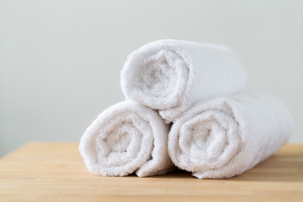 Rolo de toalhas brancas para spa
 - Foto, Imagem