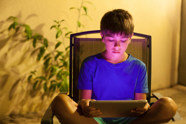 Een jongen met een Tablet PC - Foto, afbeelding