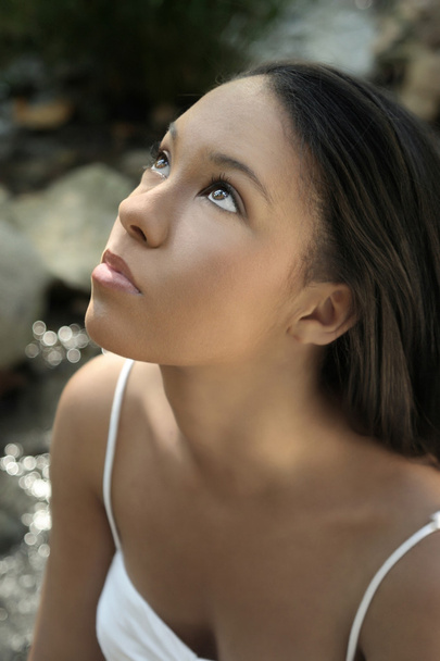 Close up de modelo jovem olhando para cima
 - Foto, Imagem