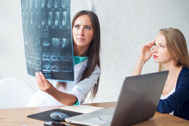 Médico e paciente olhando para raio-x
 - Foto, Imagem