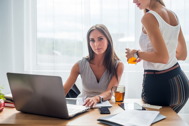 Young businesswoman sitting at desk - Photo, Image
