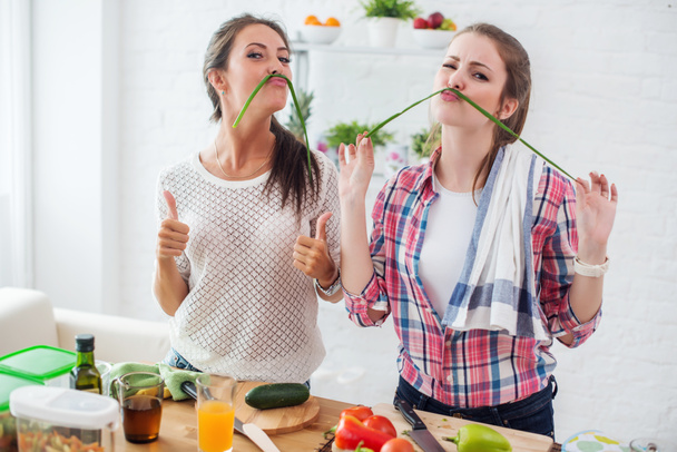 Mujeres que preparan alimentos saludables
 - Foto, Imagen
