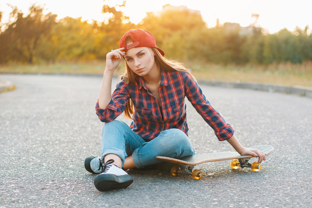 Teenager s skateboard portrét venku. - Fotografie, Obrázek