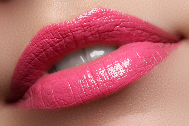 Seksikkään naisen huulet. Kauneus vaaleanpunainen huulet meikki. Kaunis meikki. Aistillinen suu auki. Huulipunaa ja huulikiiltoa. Luonnollinen täysi huulet
. - Valokuva, kuva