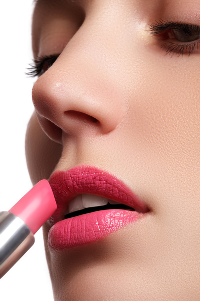 Nő festett rózsaszín ajkak. Szépség lips make-up. Tökéletes bőr, teljes ajkak. Retro alkotják. Professzionális sminkes smink szexi ajkak alkalmazása. Smink divat - Fotó, kép
