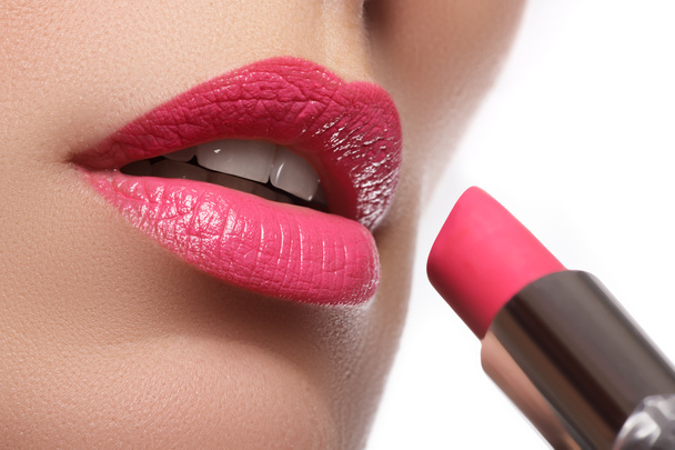Nő festett rózsaszín ajkak. Szépség lips make-up. Tökéletes bőr, teljes ajkak. Retro alkotják. Professzionális sminkes smink szexi ajkak alkalmazása. Smink divat - Fotó, kép