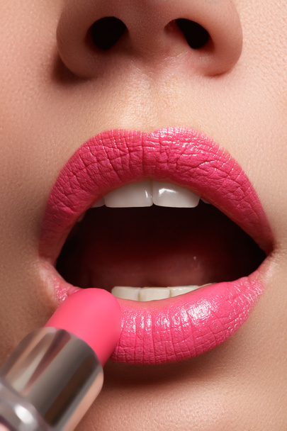 女性には、ピンクの唇が描かれています。美唇メイク。完璧な肌、完全な唇。レトロなを確認します。プロのメイクアップ アーティストがセクシーな唇のメイクを適用します。ファッションメイク - 写真・画像