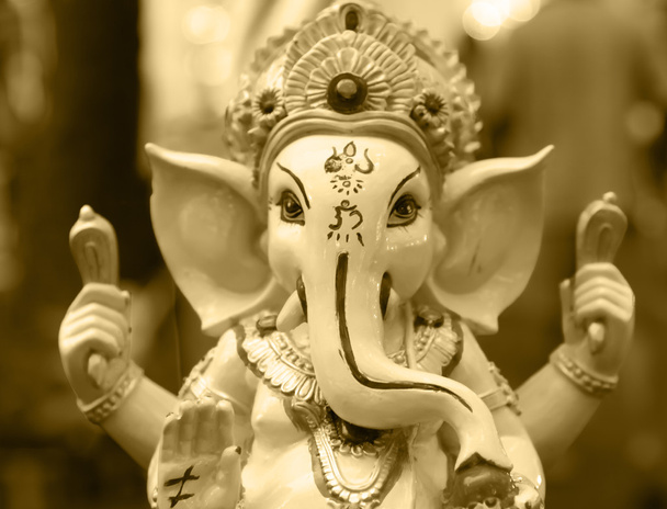 Rasin jaune Ganesh Elephant god statuecloseup axé sur le visage
 - Photo, image