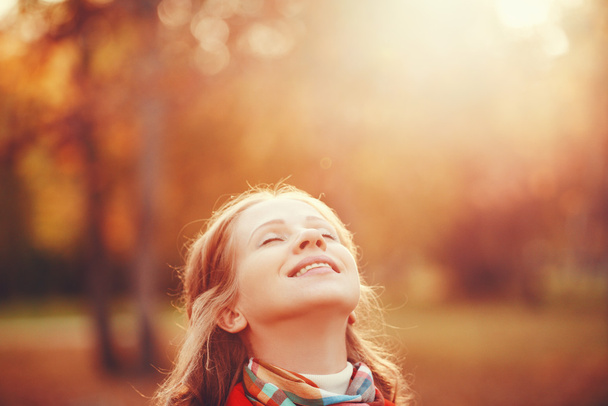 ευτυχισμένος κορίτσι απολαμβάνοντας τη ζωή και την ελευθερία το φθινόπωρο σχετικά με φύση - Φωτογραφία, εικόνα