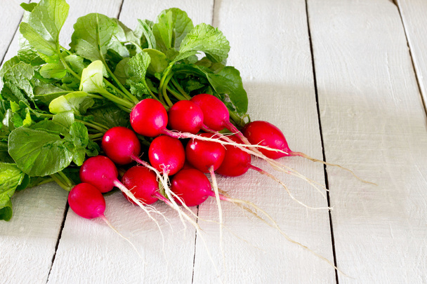 Un bouquet de radis sur une table en bois blanc
 - Photo, image