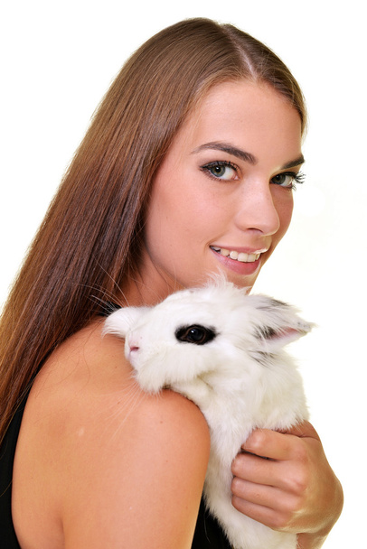 Mujer con conejo blanco
 - Foto, imagen
