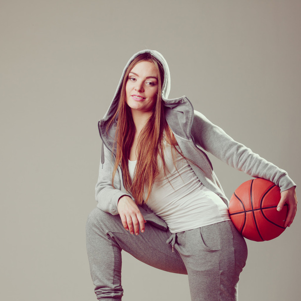 Sporty teen girl holding basketball - Valokuva, kuva