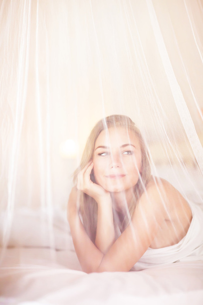 Dreamy woman in the bed - Foto, afbeelding