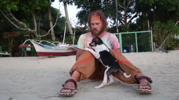 Joven y su perro salchicha desde atrás al aire libre contra el agua
 - Metraje, vídeo