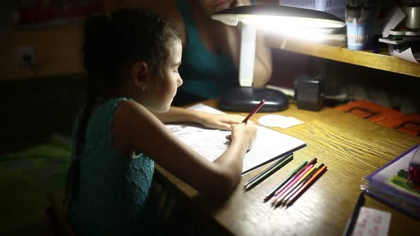 Teen večer dělat domácí úkoly lekce dívka přitahuje světlo z lampy - Záběry, video