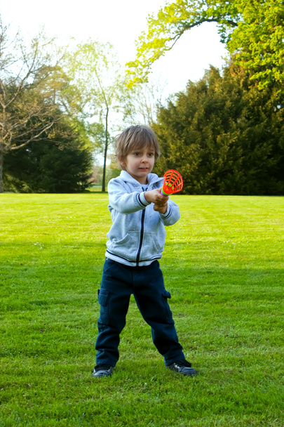 A child playing with a ball in the park - Foto, Bild