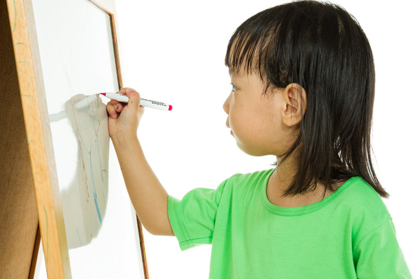 Chinese little girl writing on whiteboard - Foto, imagen
