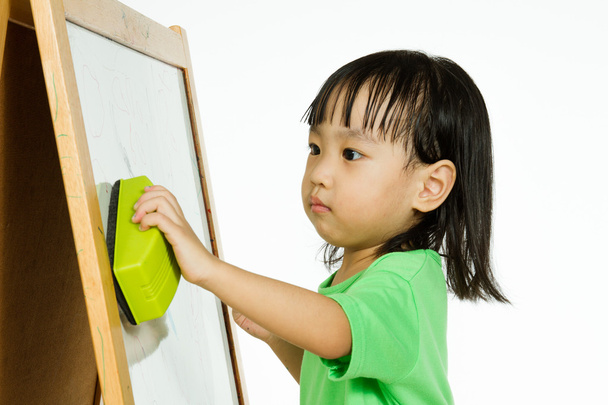 Chinese little girl writing on whiteboard - Фото, зображення