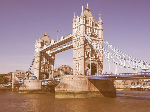 ロンドンのタワー ブリッジを探してレトロ - 写真・画像