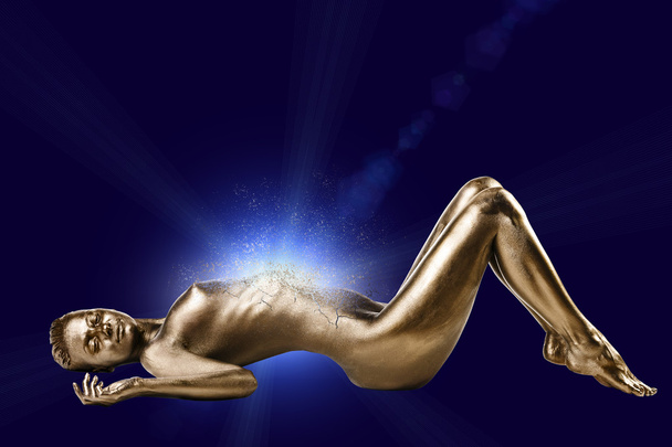 Голая женщина с блестящей золотой кожей
 - Фото, изображение