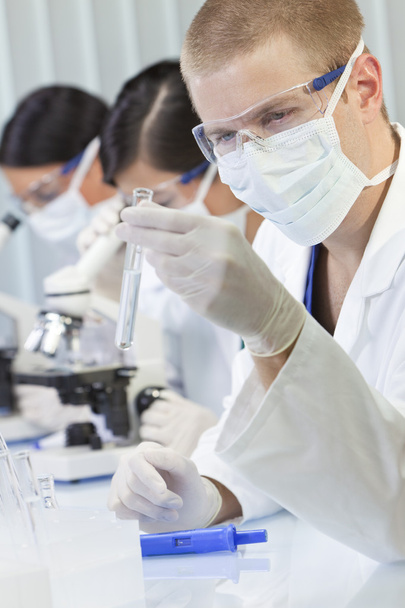 男性科学家或医生在实验室中的测试管 - Φωτογραφία, εικόνα