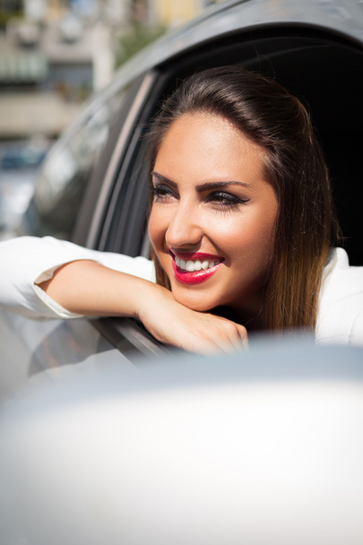 Pretty girl in a car - Foto, Imagen