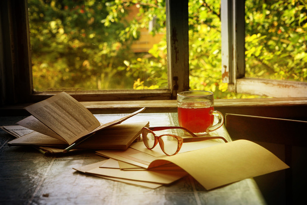 Kitap, gözlük ve tarafından masada bir Komposto ile natürmort - Fotoğraf, Görsel
