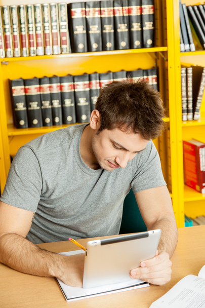 Mann studiert und nutzt Tablet-PC - Foto, Bild