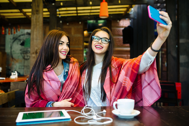 Zwei enge Freunde machen Selfie im Café - Foto, Bild