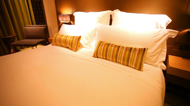 Motorisierte Aufnahme eines luxuriösen Hotelzimmers - Filmmaterial, Video