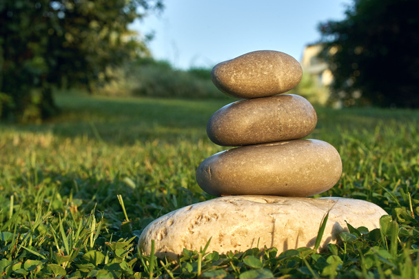 εξισορρόπηση πέτρες στο γρασίδι - Φωτογραφία, εικόνα
