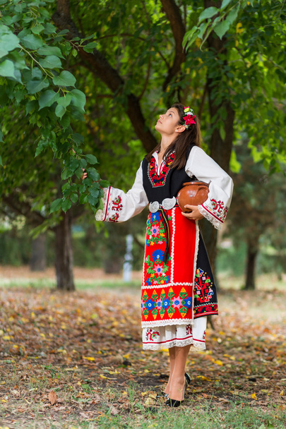 Κορίτσι με βουλγαρική κοστούμι - Φωτογραφία, εικόνα
