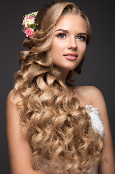 Beautiful blond woman in image of the bride with flowers. Beauty face and Hairstyle - Fotoğraf, Görsel
