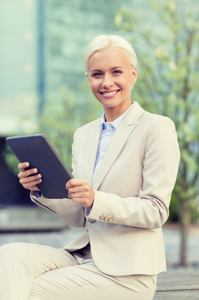 smiling businesswoman with tablet pc outdoors - Zdjęcie, obraz