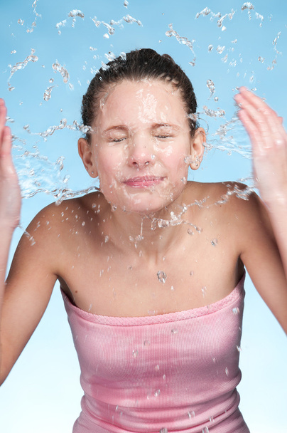meisje in Bad waarmee wassen in koud water - Foto, afbeelding