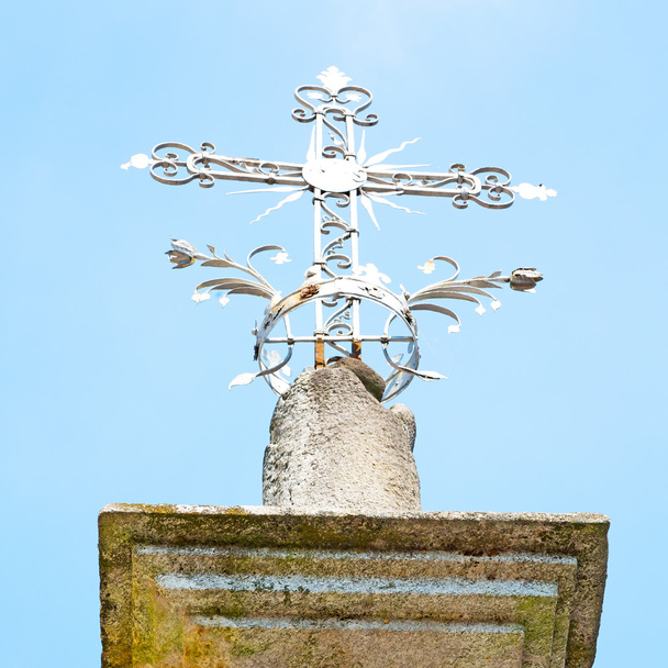 cruz abstracta en italia europa y el fondo del cielo
 - Foto, imagen