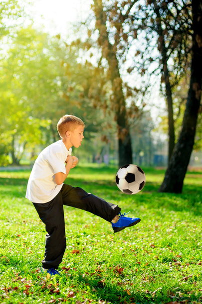 Young boy play football - Foto, afbeelding