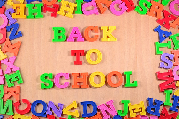 Vissza az iskolába, műanyag színes betűkkel írta - Fotó, kép
