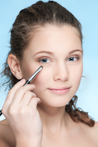 krásná mladá dívka dělá make-up pomocí štětce - Fotografie, Obrázek