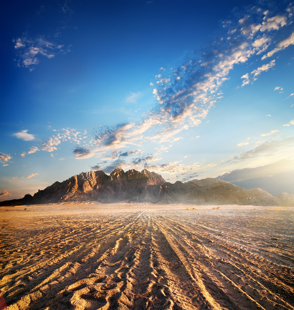 Montanhas no deserto
 - Foto, Imagem