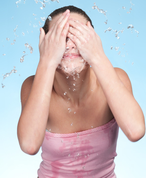 Girl in bath that washing face in cold water - Φωτογραφία, εικόνα