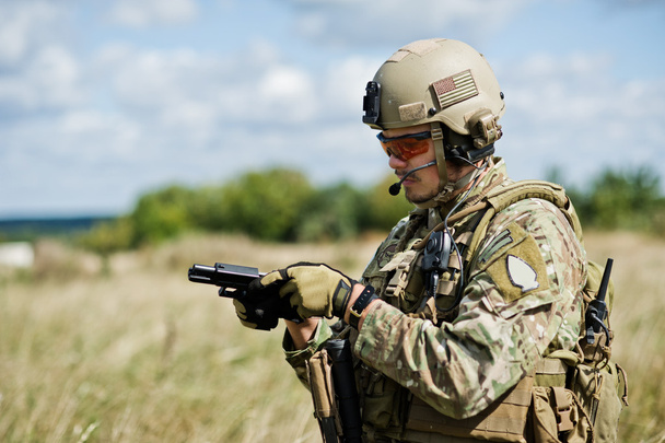 ένας στρατιώτης με ένα πυροβόλο όπλο - Φωτογραφία, εικόνα