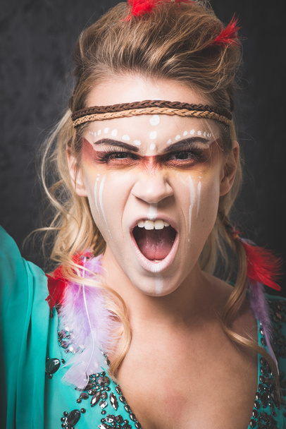 Indiána bojovník s Malování obličeje kamufláž, křičí s pusou otevřenou - Foto studio s profesionální make-up - Fotografie, Obrázek