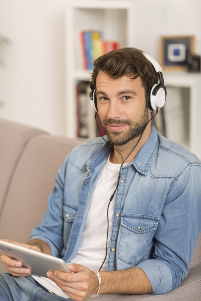 young man listenig music with digital tablet at home - Fotografie, Obrázek
