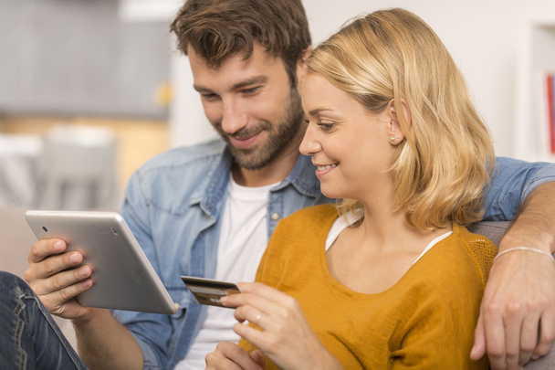 young couple buying on internet - Фото, зображення
