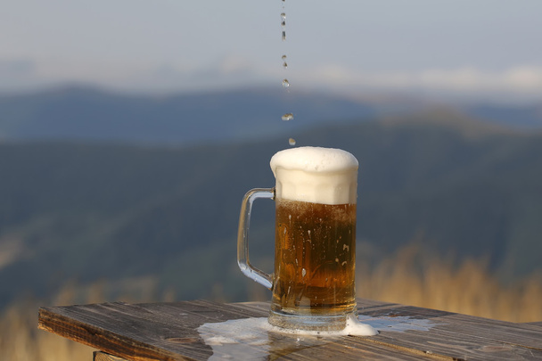 Bier in die Berge gießen - Foto, Bild