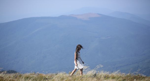 Μικρό κορίτσι στα βουνά - Φωτογραφία, εικόνα