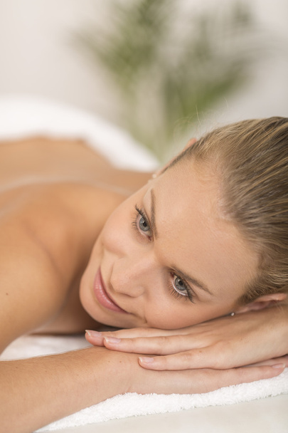 beautiful young woman relaxing in the spa salon - Foto, imagen